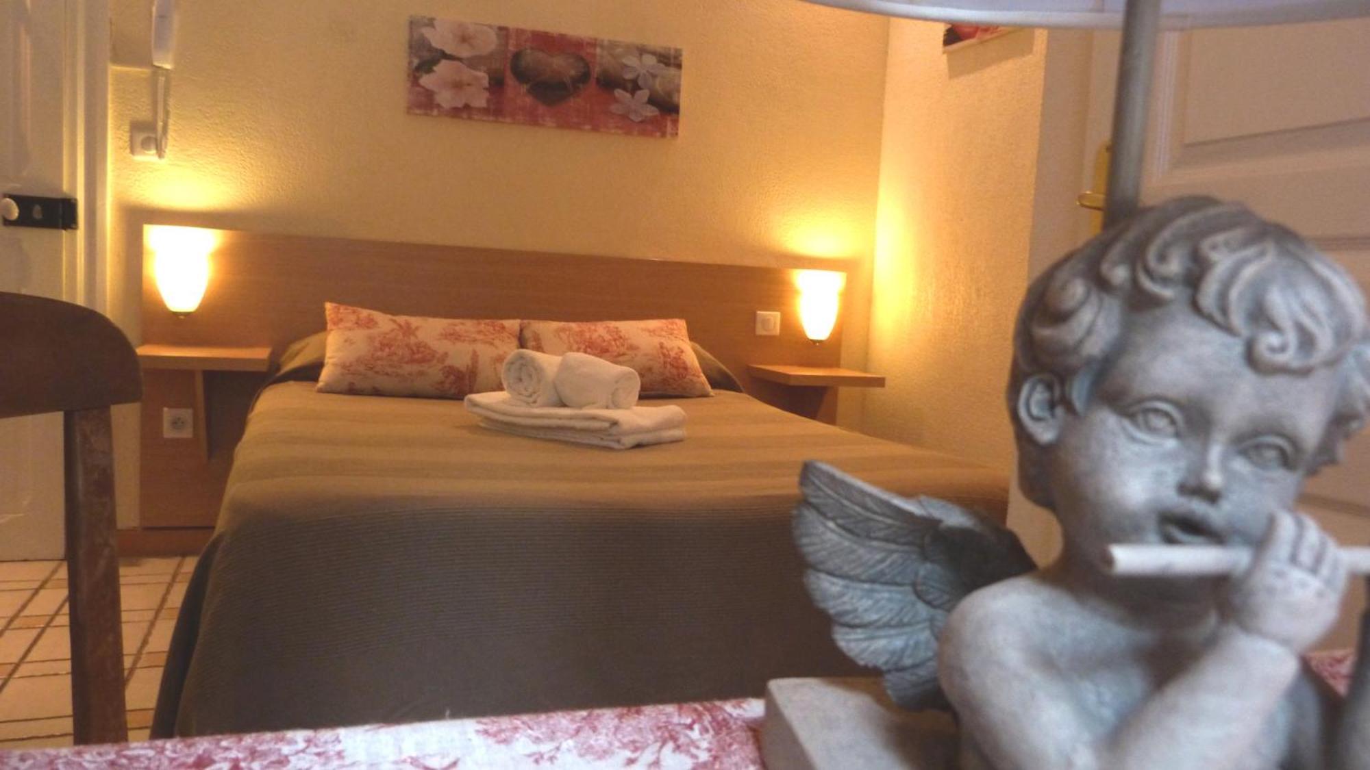 Lou Garbin Hotell Saint-Laurent-dʼAigouze Rum bild
