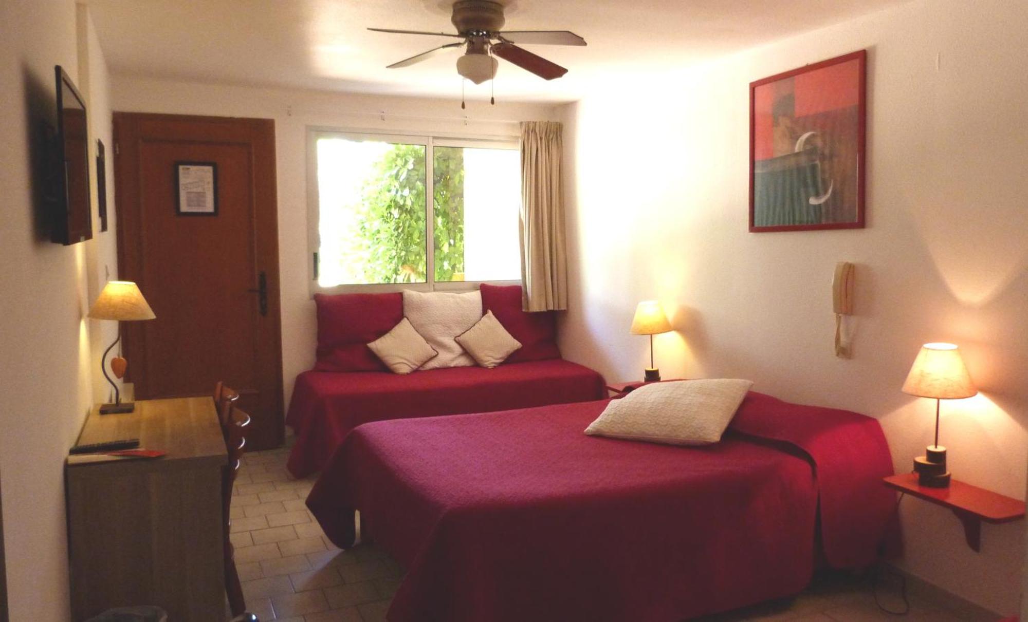 Lou Garbin Hotell Saint-Laurent-dʼAigouze Rum bild