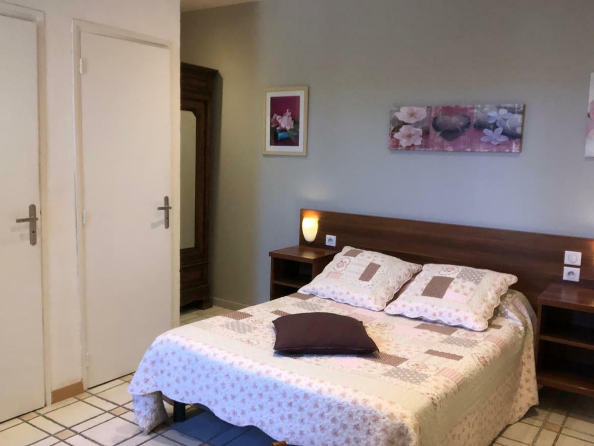 Lou Garbin Hotell Saint-Laurent-dʼAigouze Exteriör bild