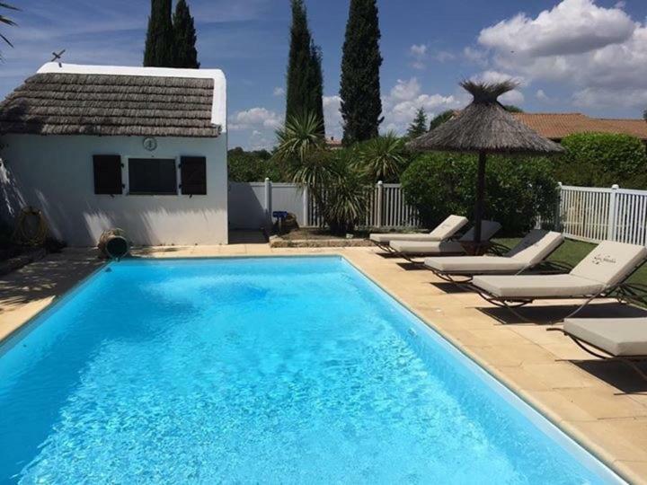 Lou Garbin Hotell Saint-Laurent-dʼAigouze Exteriör bild