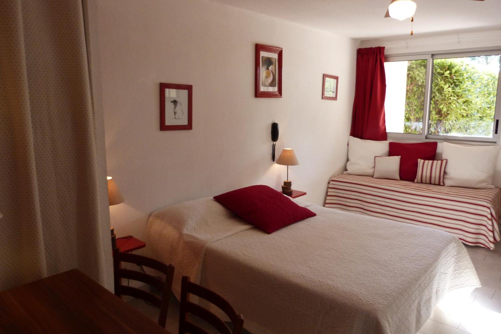 Lou Garbin Hotell Saint-Laurent-dʼAigouze Exteriör bild